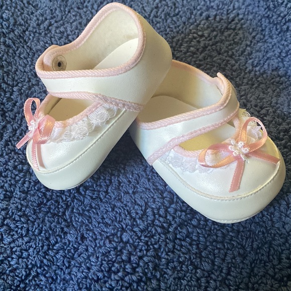 Odd things sale, baby shoes, doll shoes, material,tapestry’s,patterns. - Picture 3 of 15
